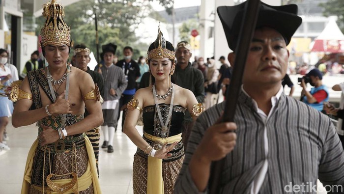 Kirab Budaya Ramaikan Indonesia Open 2022 Kirab Budaya digelar di kawasan Istora Senayan, Jakarta, Sabtu (18/6/2022). Kirab Budaya ini sebagai upaya meramaikan gelaran Indonesia Open 2022.