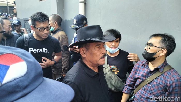 Komisaris PT PBB Umuh Muchtar saat mendatangi rumah duka bobotoh yang tewas di GBLA.