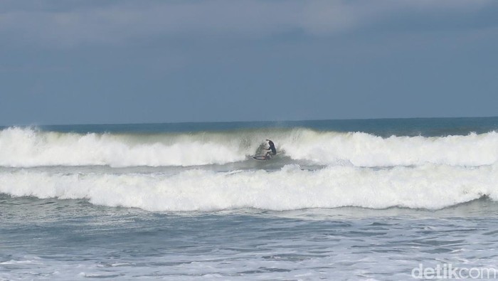 Kompetisi surfing SAR Satlinmas Parangtritis National Surfing Competition di Pantai Parangtritis, Bantul, Sabtu (18/6/2022).