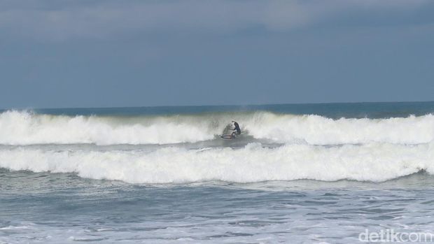 Kompetisi surfing 'SAR Satlinmas Parangtritis National Surfing Competition' di Pantai Parangtritis, Bantul, Sabtu (18/6/2022).