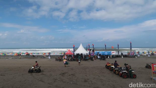Kompetisi surfing 'SAR Satlinmas Parangtritis National Surfing Competition' di Pantai Parangtritis, Bantul, Sabtu (18/6/2022).