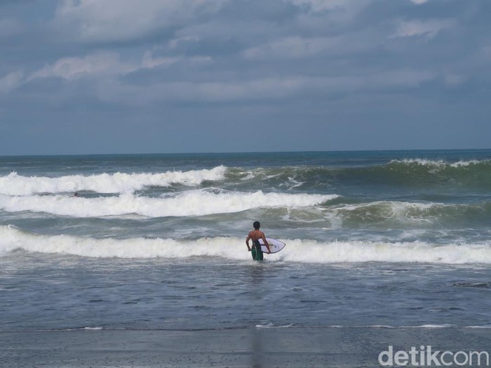 Kompetisi surfing SAR Satlinmas Parangtritis National Surfing Competition di Pantai Parangtritis, Bantul, Sabtu (18/6/2022).