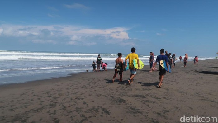 Kompetisi surfing SAR Satlinmas Parangtritis National Surfing Competition di Pantai Parangtritis, Bantul, Sabtu (18/6/2022).