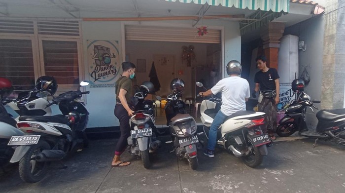 Warga mencari cuan dengan memanfaatkan halaman rumah sebagai tempat parkir pengunjung PKB.