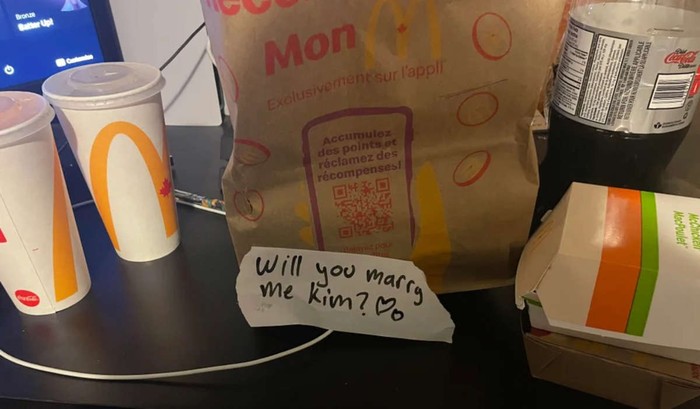 Kacau! Pria Kirim McD untuk Lamar Kekasih, Pesanannya Salah Alamat