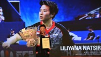 Mantan pebulu tangkis ganda campuran Indonesia Liliyana Natsir menunjukkan piagam Hall of Fame dari Federasi Bulu Tangkis Dunia (BWF) di Istora Senayan, Jakarta, Sabtu (18/6/2022).
