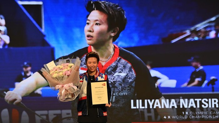 LILIYANA NATSIR RAIH HALL OF FAME BWF Mantan pebulu tangkis ganda campuran Indonesia Liliyana Natsir (kanan) berfoto dengan penggemarnya usai menerima piagam Hall of Fame dari Federasi Bulu Tangkis Dunia (BWF) di Istora Senayan, Jakarta, Sabtu (18/6/2022). Peraih empat kali juara dunia dan peraih medali emas pada Olimpiade 2016 tersebut resmi masuk dalam daftar kehormatan BWF Hall of Fame. ANTARA FOTO/Sigid Kurniawan/YU