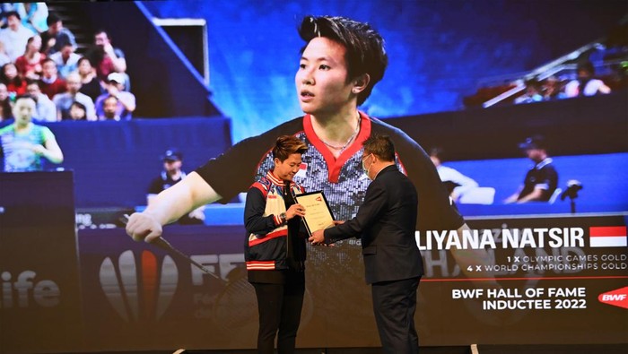 LILIYANA NATSIR RAIH HALL OF FAME BWF Mantan pebulu tangkis ganda campuran Indonesia Liliyana Natsir (kanan) berfoto dengan penggemarnya usai menerima piagam Hall of Fame dari Federasi Bulu Tangkis Dunia (BWF) di Istora Senayan, Jakarta, Sabtu (18/6/2022). Peraih empat kali juara dunia dan peraih medali emas pada Olimpiade 2016 tersebut resmi masuk dalam daftar kehormatan BWF Hall of Fame. ANTARA FOTO/Sigid Kurniawan/YU