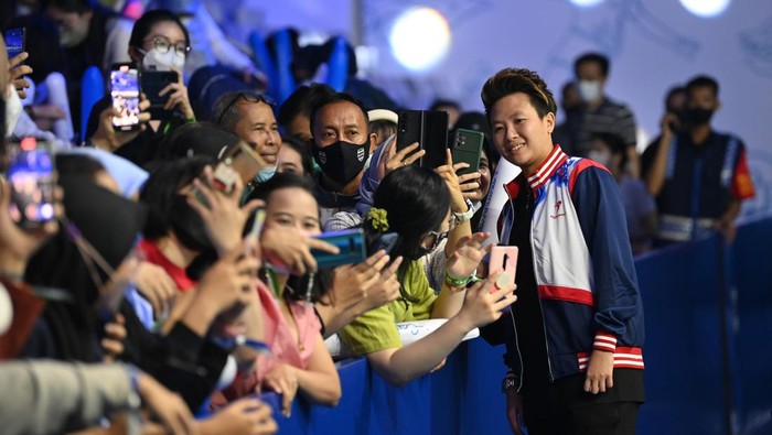 LILIYANA NATSIR RAIH HALL OF FAME BWF Mantan pebulu tangkis ganda campuran Indonesia Liliyana Natsir (kanan) berfoto dengan penggemarnya usai menerima piagam Hall of Fame dari Federasi Bulu Tangkis Dunia (BWF) di Istora Senayan, Jakarta, Sabtu (18/6/2022). Peraih empat kali juara dunia dan peraih medali emas pada Olimpiade 2016 tersebut resmi masuk dalam daftar kehormatan BWF Hall of Fame. ANTARA FOTO/Sigid Kurniawan/YU