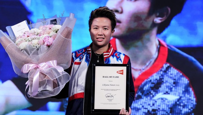 JAKARTA, INDONESIA - JUNE 18: Liliyana Natsir of Indonesia poses for photographs after being inducted into the BWF Hall of Fame during day five of the Indonesia Open at Istora Senayan on June 18, 2022 in Jakarta, Indonesia. (Photo by Shi Tang/Getty Images)