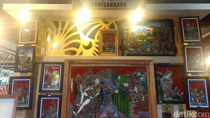 Lukisan kaca Nagasepaha karya seniman Bali I Ketut Santosa menarik minat banyak kalangan hingga tembus ke pasar internasional. Begini lho... lukisannya.