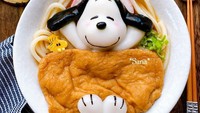 Wanita bernama Sana ini membuat karakter Snoopy yang sedang tidur di atas mangkuk mie udon dengan tambahan telur yang seolah menyelimutinya. Foto: boredpanda.com / Instagram: @sanaaaaaaaaat
