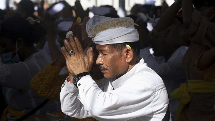Young female dancers stand by for their performance during the Kuningan festival at Sakenan temple in Bali, Indonesia, Saturday, June 18, 2022. Kuningan marks the last day of Galungan celebrations, one of Balinese Hinduisms biggest religious ceremonies.(AP Photo/Firdia Lisnawati)