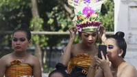 Galungan dan Kuningan dirayakan sebanyak dua kali dalam setahun kalender Masehi (kalender yang biasa kita pakai). Jarak antara Galungan dan Kuningan sendiri ialah 10 hari. Galungan setiap hari Rabu pada wuku Dungulan. Sementara Kuningan setiap hari Sabtu pada wuku Kuningan. 