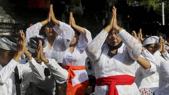 Melihat Festival Kuningan di Bali Young female dancers stand by for their performance during the Kuningan festival at Sakenan temple in Bali, Indonesia, Saturday, June 18, 2022. Kuningan marks the last day of Galungan celebrations, one of Balinese Hinduism's biggest religious ceremonies.(AP Photo/Firdia Lisnawati)