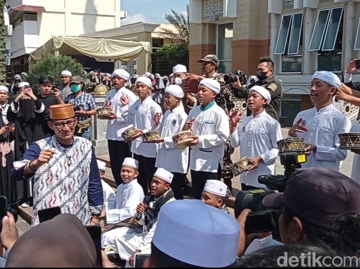 Menteri Pariwisata dan Ekonomi Kreatif Sandiaga Uno meluncurkan program Santri Digitalpreneur di pesantren Al Idrisiyyah Tasikmalaya.