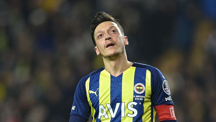 ISTANBUL, TURKEY - MARCH 20: Mesut Ozil of Fenerbahce during the Turkish Super League football match between Fenerbahce and Konyaspor at Sukru Saracoglu Ulker Stadium on March 20, 2022 in Istanbul, Turkey. (Photo by Seskim Photo/MB Media/Getty Images)