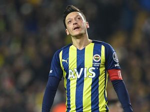Mesut Oezil Banting Setir Jadi Gamers?