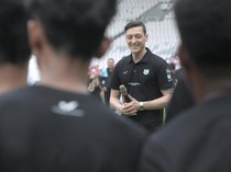 Mesut Ozil Kunjungi Bangladesh, Main Bola-Buka Puasa Bersama Pengungsi Rohingya