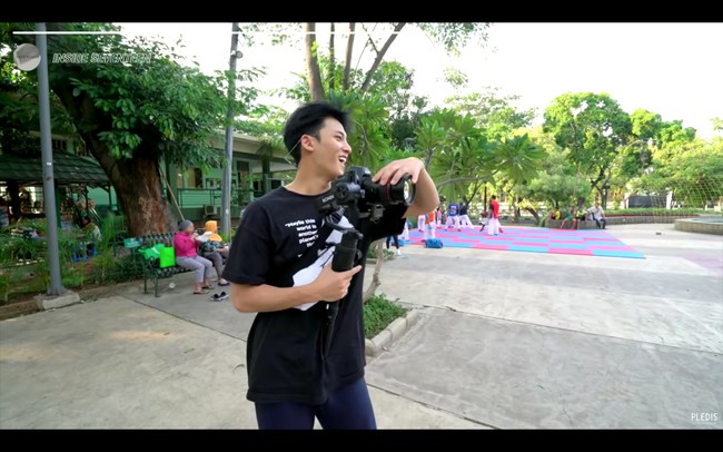 Mingyu SEVENTEEN sempat berkunjung ke Taman Menteng setelah menggelar konser di Jakarta pada 2019. Penggemar pun menyorot penampilannya yang terlihat lokal memakai kaus dan celana training. Foto: dok. YouTube SEVENTEEN