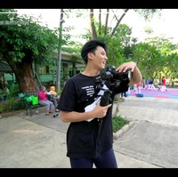 Mingyu SEVENTEEN sempat berkunjung ke Taman Menteng setelah menggelar konser di Jakarta pada 2019. Penggemar pun menyorot penampilannya yang terlihat lokal memakai kaus dan celana training. Foto: dok. YouTube SEVENTEEN