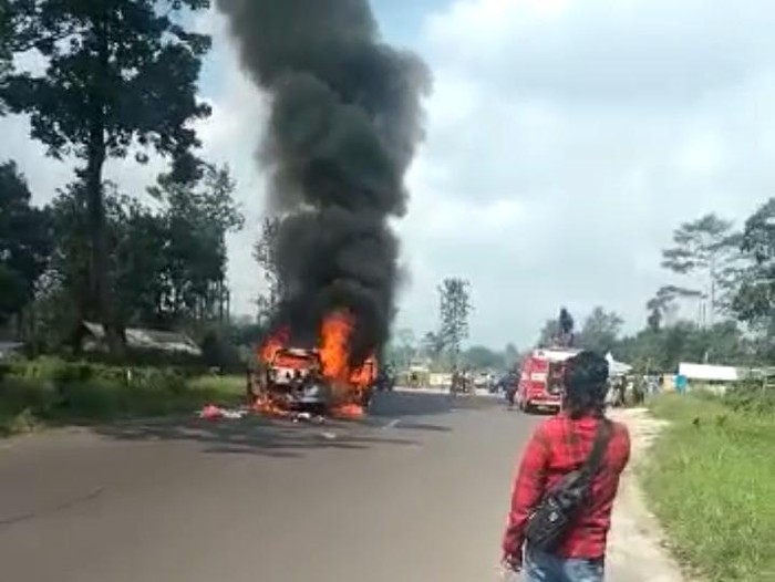 Mobil minibus terbakar di Jalan Lingkar, Kecamatan Jalancagak, Subang, Sabtu (18/6/2022).