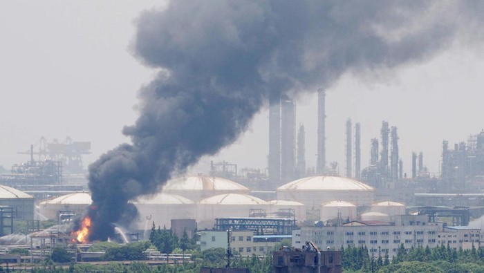 Pabrik Kimia di Shanghai China Terbakar Smoke billows from a Sinopec Shanghai Petrochemical Co Ltd plant where a fire broke out, in Jinshan district of Shanghai, China June 18, 2022. REUTERS/Aly Song