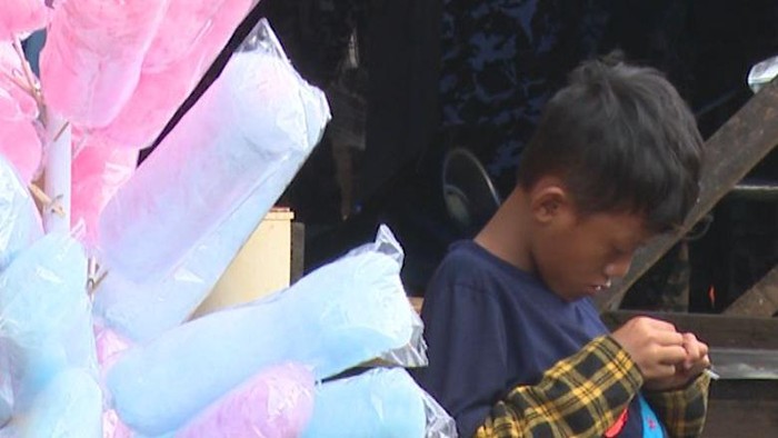 Muh Ilham Al Qadry Jumakking, bocah penjual gulali asal Makassar, Sulsel. Dagangannya sering dibawa paksa preman pasar saat ia menjaja gulali buatan ibunya.