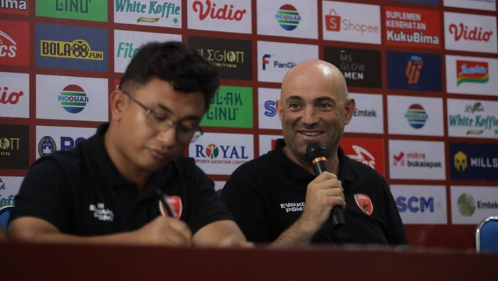Pelatih PSM Makassar Bernardo Taveres saat jumpa pers jelang PSM Makassar Vs Persik Kediri (Dok. Istimewa).
