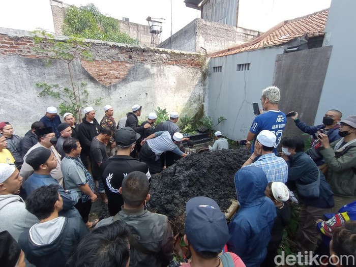 Pemakaman Ahmad Solihin, bobotoh yang tewas di Stadion GBLA