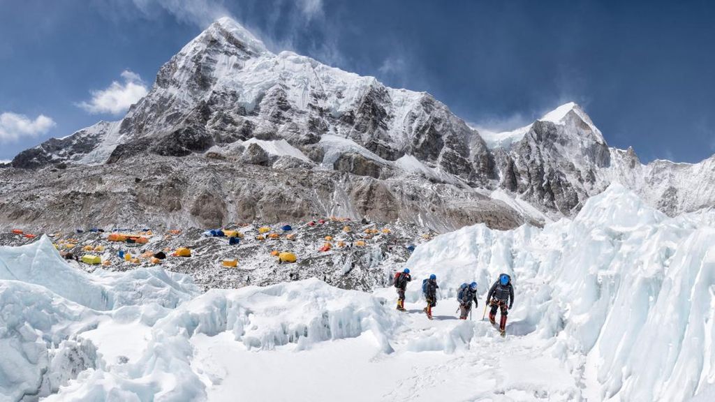 Gawat! Gletser Gunung Everest Mencair Gegara Pipis Pendaki