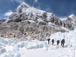 Geger Tipu-tipu Sewa Helikopter di Gunung Everest, Incar Pendaki Asing