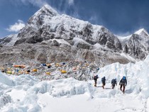 Pendaki Lansia Hilang di Gunung Everest