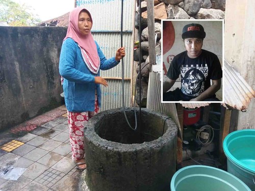 Enung Zubaidah saat menunjukkan TKP Acep Tendi yang tercebur sumur di Mengwi, Badung Sabtu (18/6/2022)