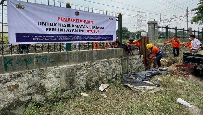 Penutupan perlintasan kereta api liar