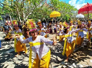Umat Hindu Banyuwangi Rayakan Kuningan dengan Mengarak Tirta