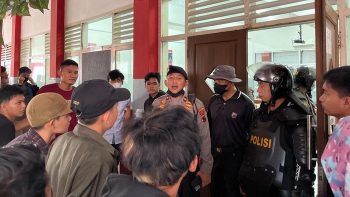 Polisi membubarkan turnamen futsal berujung tawuran di Banyumas, Sabtu (18/6/2022).