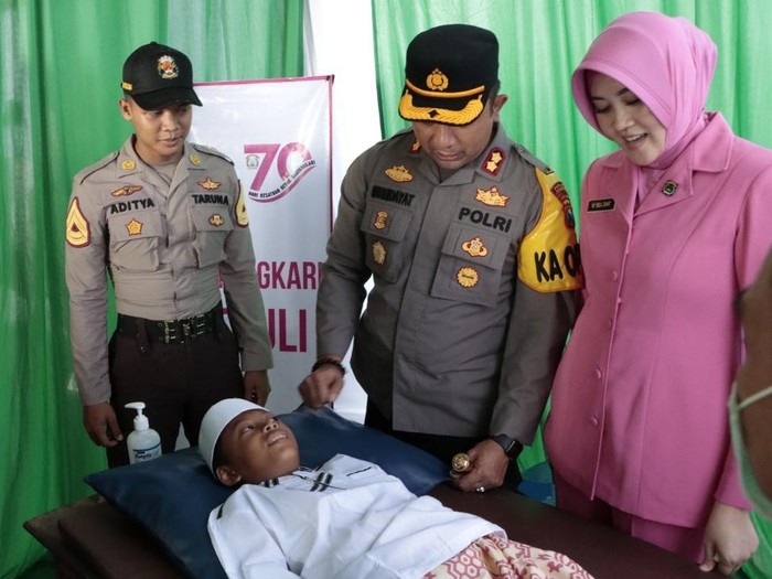 Polisi menggelar khitan massal di desa terpencil di Jombang