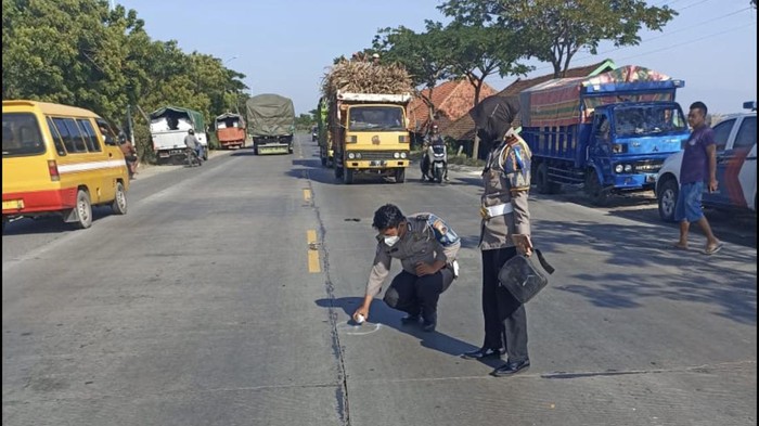 Polisi olah TKP di lokasi kecelakaan, Pantura, Rembang, Sabtu (18/6/2022).
