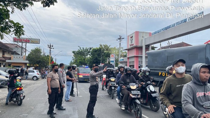 Polisi pengamanan di lokasi turnamen futsal berujung tawuran di SMK Telkom Banyumas, Sabtu (18/6/2022).