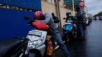 Seorang pemotor nampak lelah menunggu.
