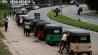 Saat antrean bergerak sedikit, warga segera mendorong bajajnya.