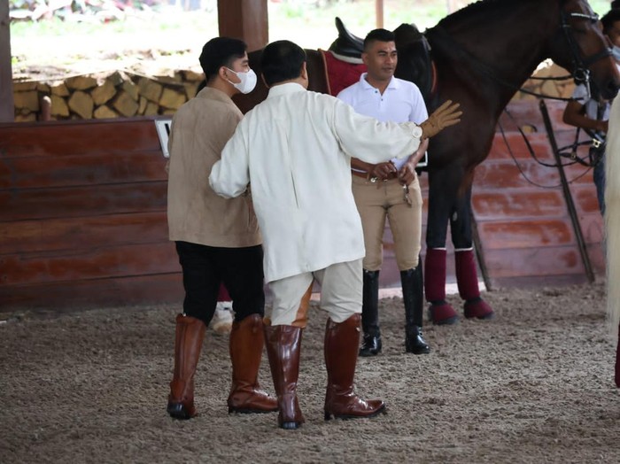 Prabowo ajari Gibran berkuda di Hambalang