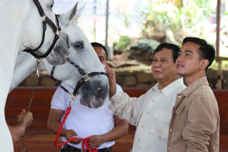 Prabowo Subianto ajari Gibran Rakabuming berkuda di Hambalang