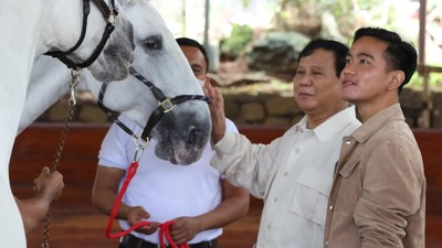 Beda Momen Prabowo Ajak Jokowi dan Gibran Berkuda di Hambalang
