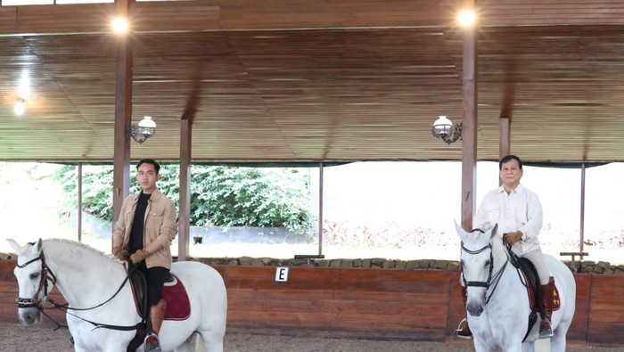 Prabowo Subianto ajari Gibran Rakabuming berkuda di Hambalang