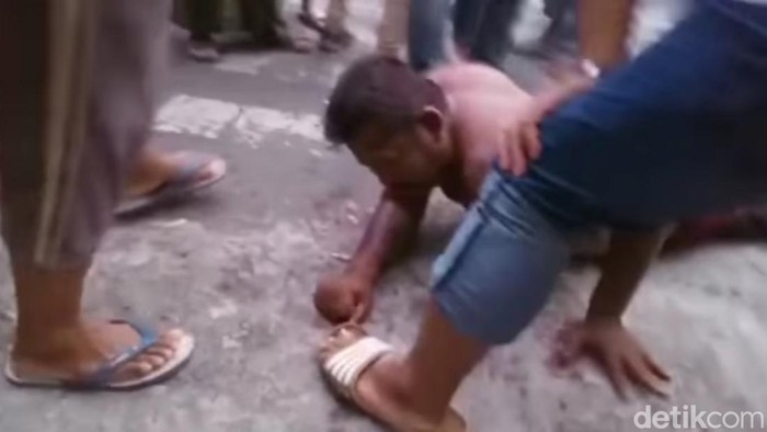 Pria dihajar massa hingga babak belur di Gresik
