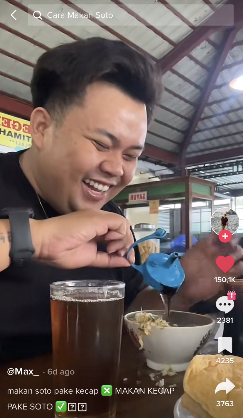 Pria ngakak makan soto ketumpahan kecap