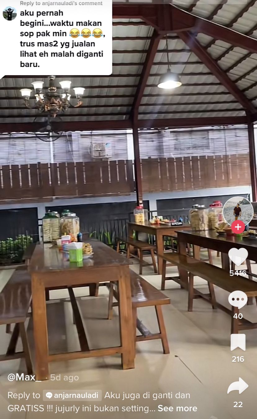 Pria ngakak makan soto ketumpahan kecap