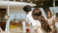 Prilly dan Reza Rahadian tampak mesra berduaan, dan saling peluk.  Foto: @prillylatuconsina/ Instagram